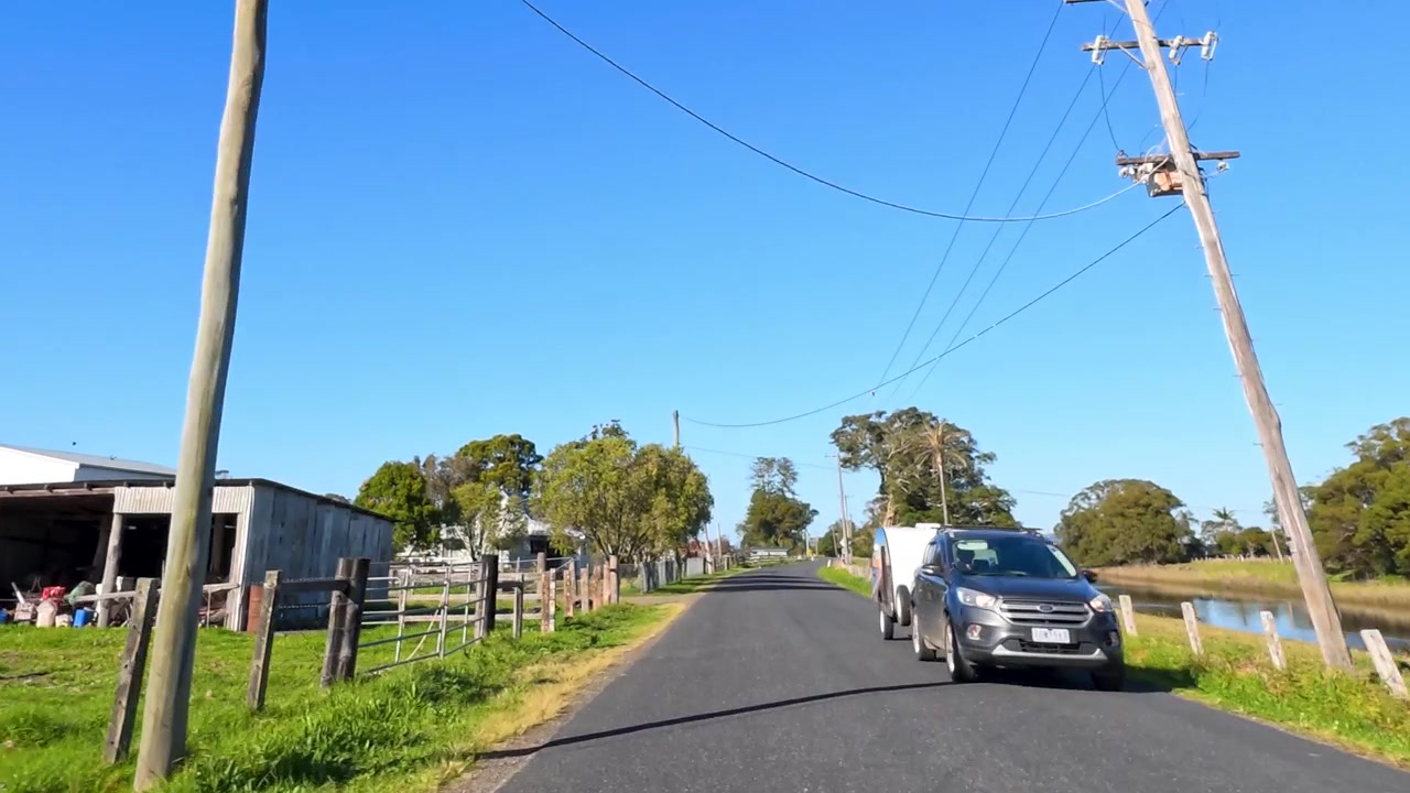 オーストラリアのベルモア川にある静かな田舎道を運転するPOVショット