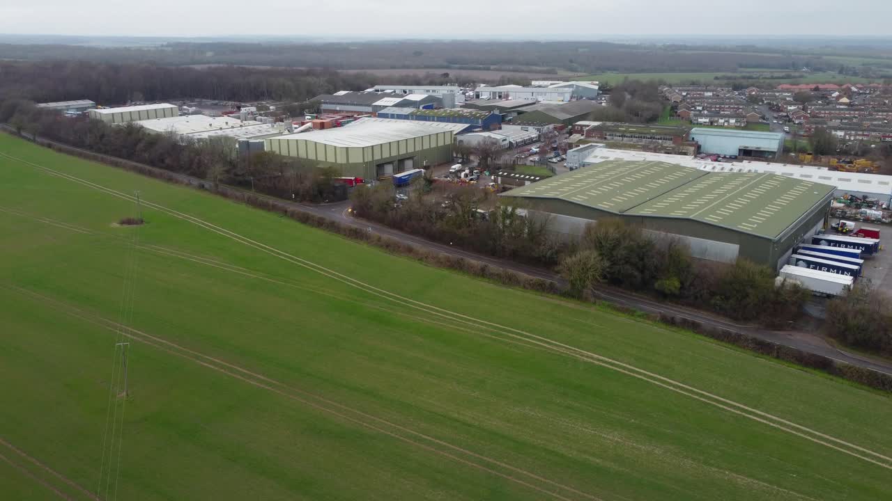 drone revela imágenes de polígono industrial en aylesham, kent, inglaterra