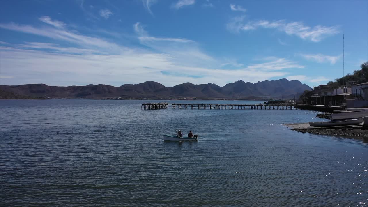 항구 해안에서 어선 방향으로 날아가는 공중 샷