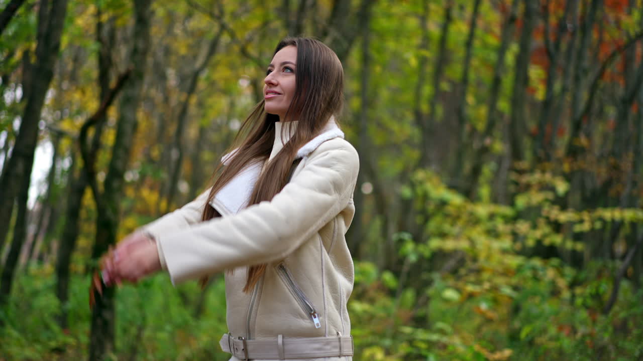 mujer en el bosque de otoño