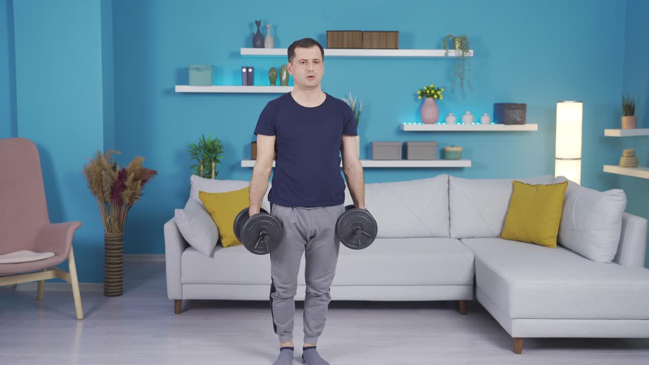 운동선수 남자는 집에서 하려고 했던 움직임으로 훈련하고 있습니다.
