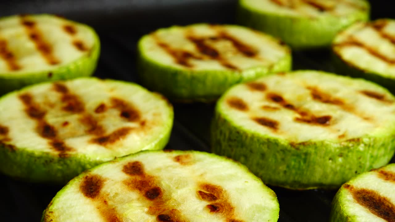 긴 zucchini 조각은 그릴 팬에 회전합니다.