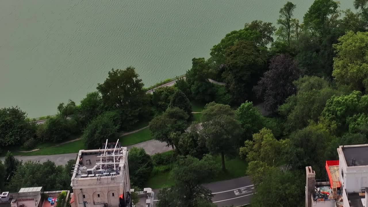 Stunning aerial view of lush greenery along the shoreline in New York