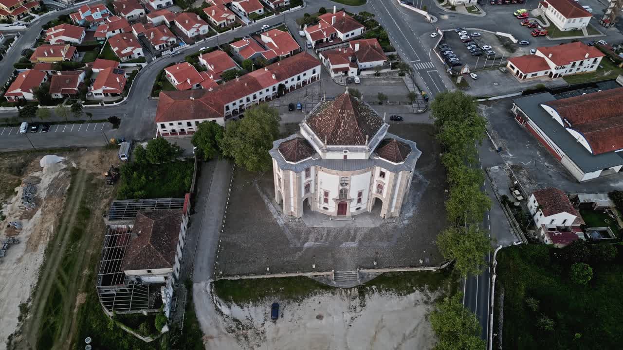 Luftfoto af helligdom i Óbidos' fredelige kvarter, Portugal