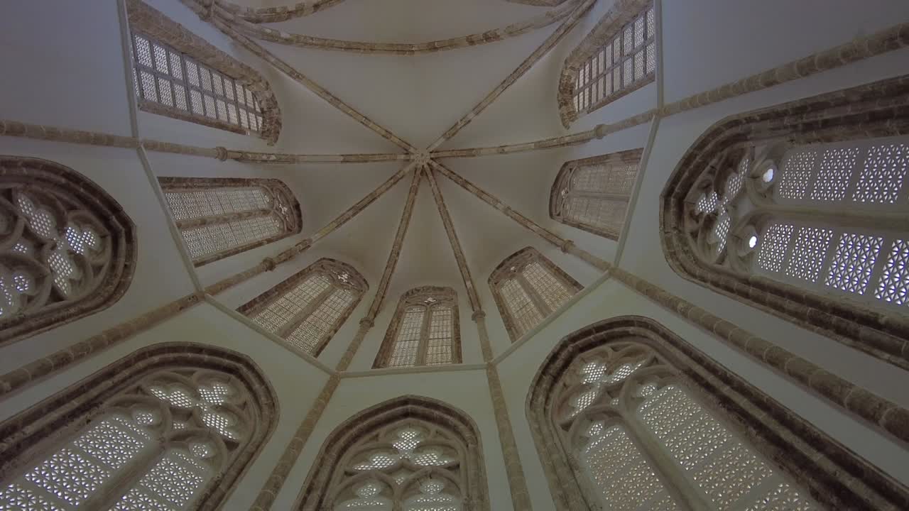 interior de lala mustafa paşa camii, originalmente conocida como la catedral de san nicolás y más tarde como la mezquita de santa sofía de farmagusta.