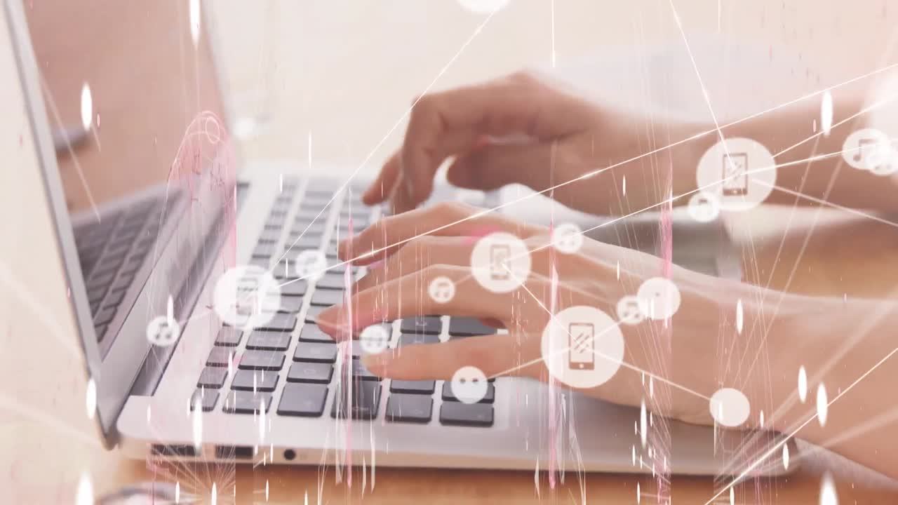 노트북을 사용하는 백인 사업가 여성에 대한 아이콘과의 연결 네트워크의 애니메이션