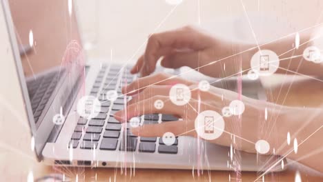 animación de una red de conexiones con iconos sobre una mujer de negocios caucásica usando una computadora portátil