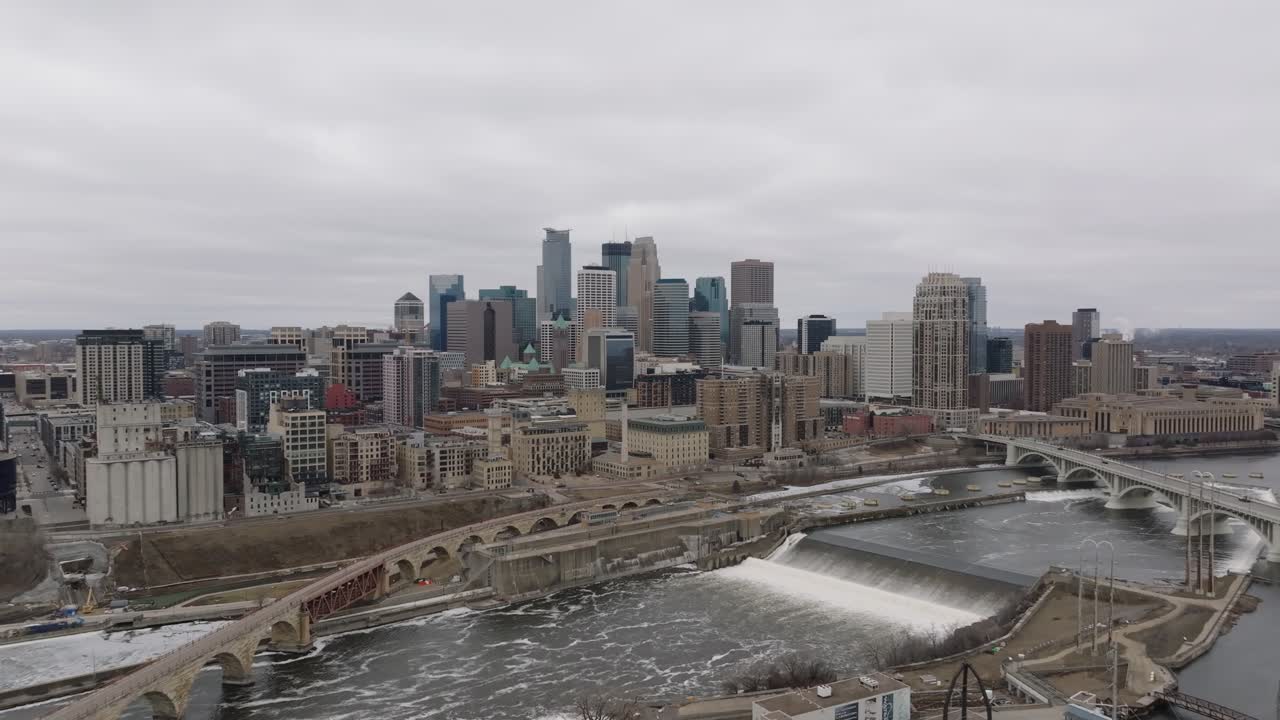 구름이 많은 날에 다리와 강이 있는 미네아폴리스 시내 스카이 라인, 공중 전망