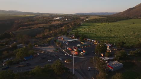 Fahrzeuge,-Die-Bei-Sonnenuntergang-Auf-Gemeinsamen-Nationalstraßen-In-Der-Nähe-Von-Tuxpan,-Jalisco,-Mexiko-Fahren