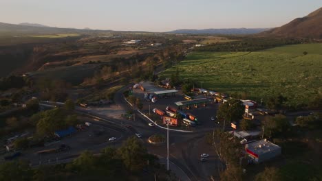 vehículos que viajan por carreteras nacionales conjuntas cerca de tuxpan, jalisco, méxico durante la puesta de sol