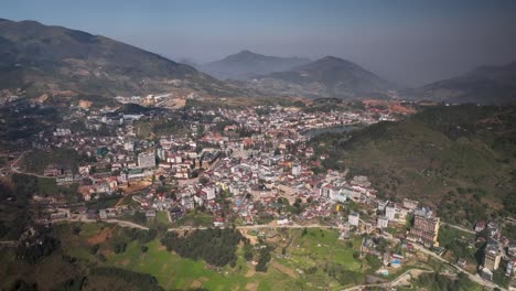 Rodeado-De-Arrozales-En-Terrazas,-Bosques-Frondosos-Y-Picos-Imponentes