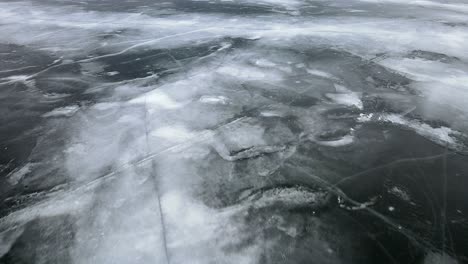 Belleza-Congelada:-Una-Vista-Aérea-De-Primer-Plano-Del-Lago-Lac-La-Hache-En-Columbia-Británica,-Canadá