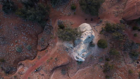 Menschen-Wandern-Im-Kodachrome-Basin-State-Park,-Utah,-Vorbei-An-Hoodoos-Und-Sedimentrohren