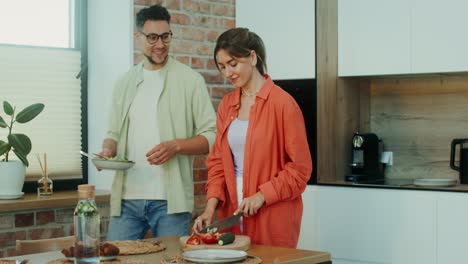 pareja preparando una ensalada saludable