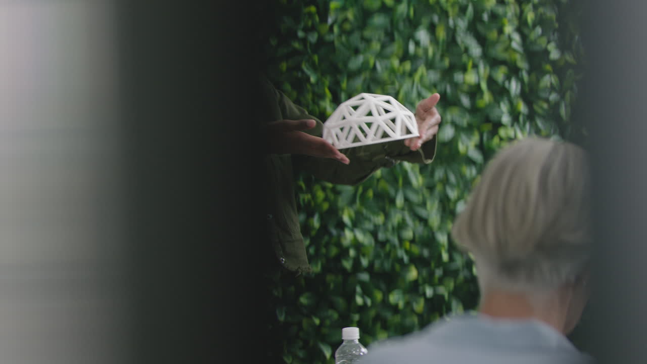 무슬림 사업가 여성이 사무실에서 지오데식  ⁇  모델을 제시하고 동료들을 만나고 창의적인 디자인 솔루션을 브레인스토밍하고 스타트업 프레젠테이션에서 엔지니어링 아이디어를 논의합니다.