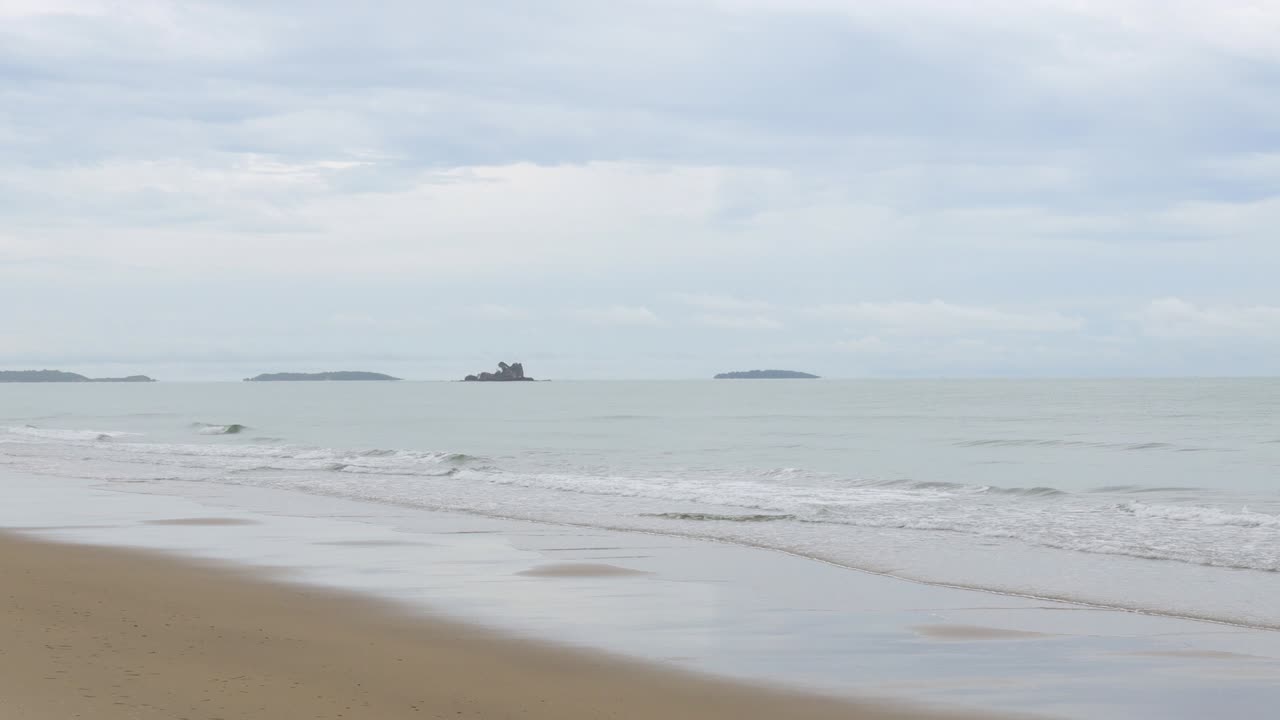 레이옹 해변은 비가 내리고 강한 파도가 강한 바람과 함께 구름이 많은 비가 오는 계절입니다.