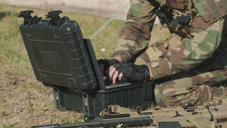 oficial de vigilancia militar con una computadora portátil