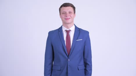joven feliz y guapo hombre de negocios en traje