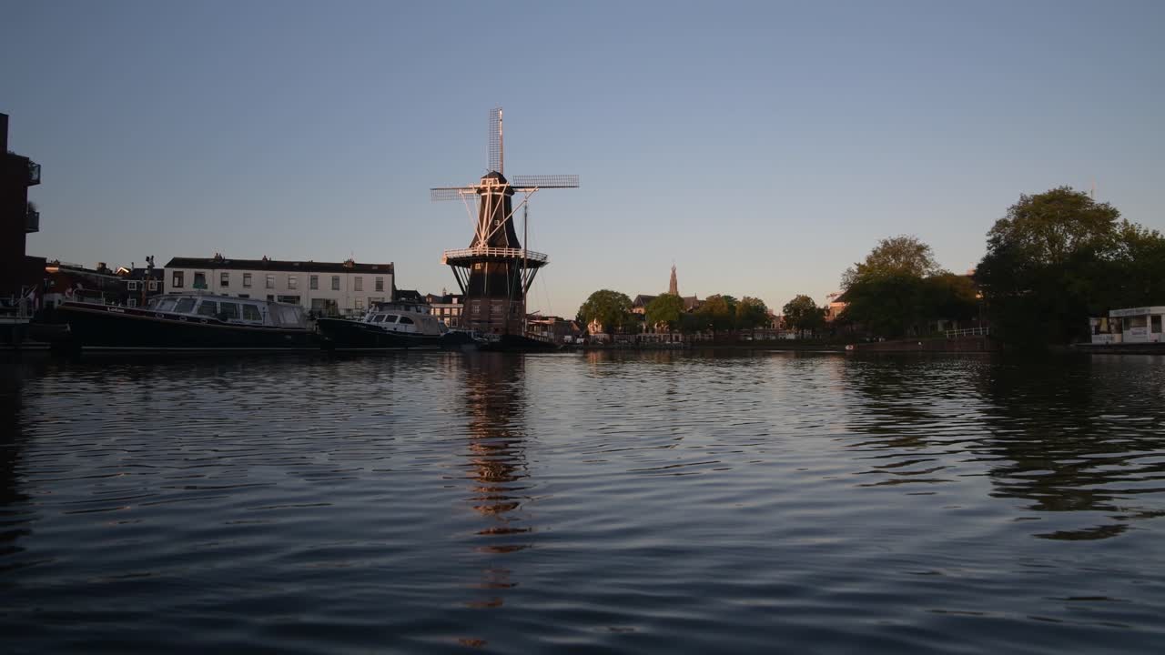 하얼렘 시내의 스파른 강을 따라 있는 에드리아안 풍차