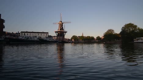 moulin de vent de adriaan le long de la rivière spaarne dans le centre-ville de haarlem