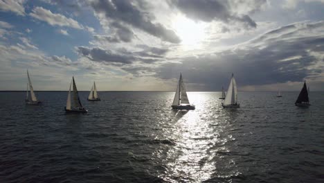 Luftaufnahme-Von-Meer-Und-Segelbooten-An-Einem-Sonnigen-Tag