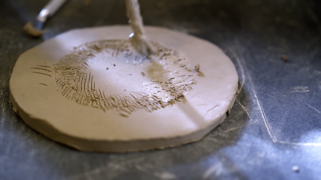 조각 된 점토 판