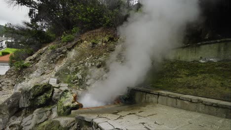 Manantiales-Geotérmicos-En-Erupción-En-Calderas,-Furnas,-Azores