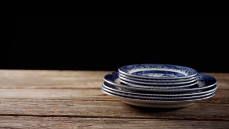 varios cubiertos en la mesa de madera 4k