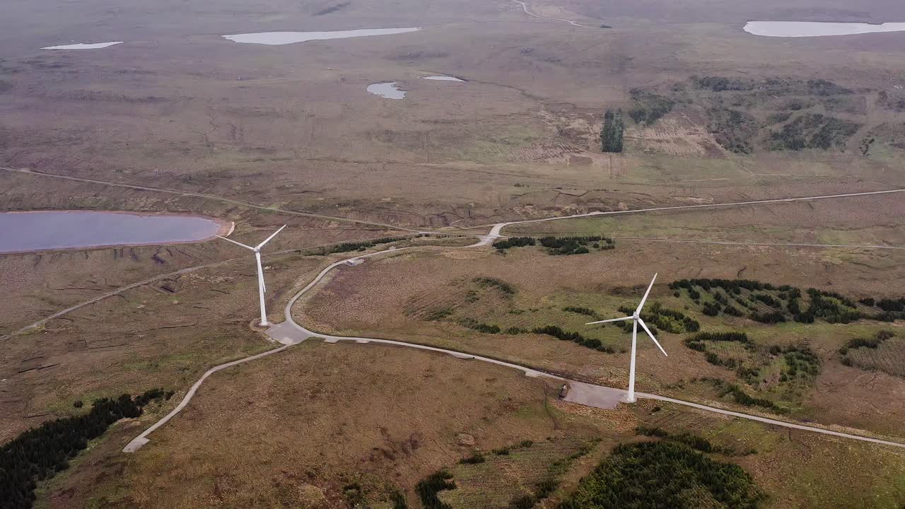 fotografía aérea de dos turbinas eólicas que proporcionan energía en la isla de lewis