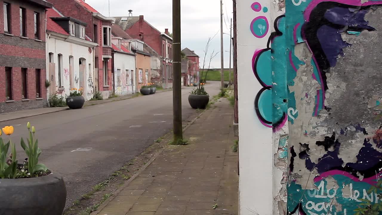 Tom gade i den forladte spøgelsesby Doel, Belgien.