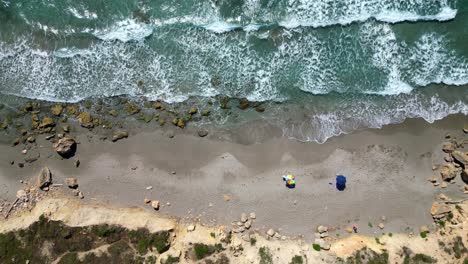 Olas-Rugosas-En-Sandy-Beach-En-San-Giovanni-Di-Cinis,-Cerdeña---4k-Aerial-Birdseye