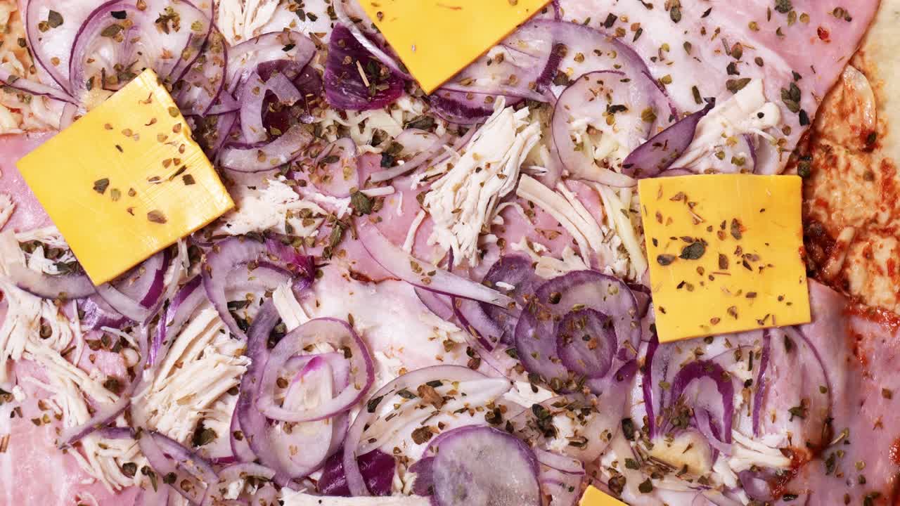 las coberturas de la pizza rotación de primer plano en cámara lenta