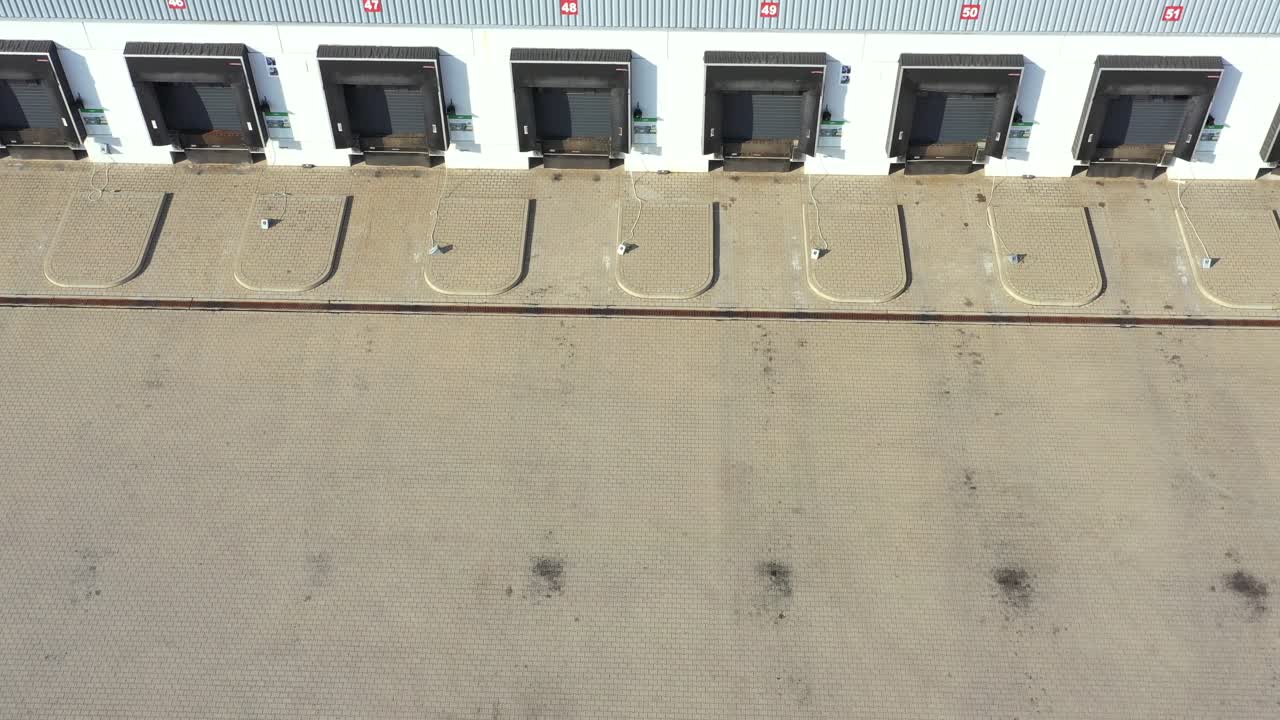 parque logístico con almacenes, centro de carga y muchos camiones semirremolque esperan para cargar y descargar mercancías en rampas