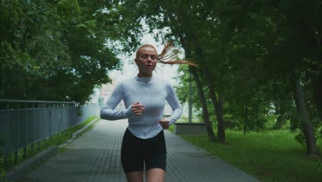 mujer corriendo en el parque