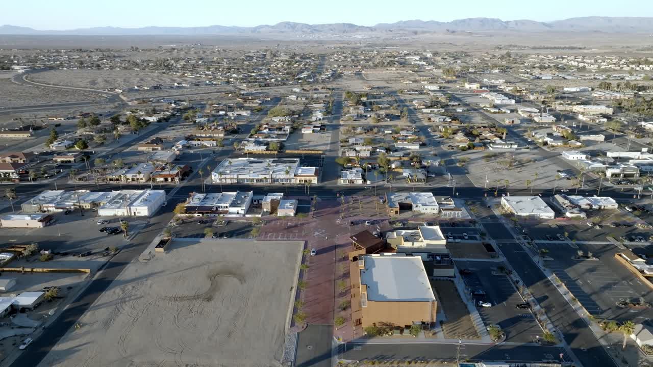Centro di Twenty Nine Palms, California, con video drone che si muove in cerchio.