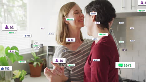 animación de iconos y números de las redes sociales sobre una pareja de lesbianas caucásicas en casa