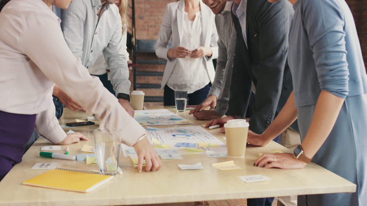 창의적인 다양한 비즈니스 팀 회의의 스테디캠 촬영