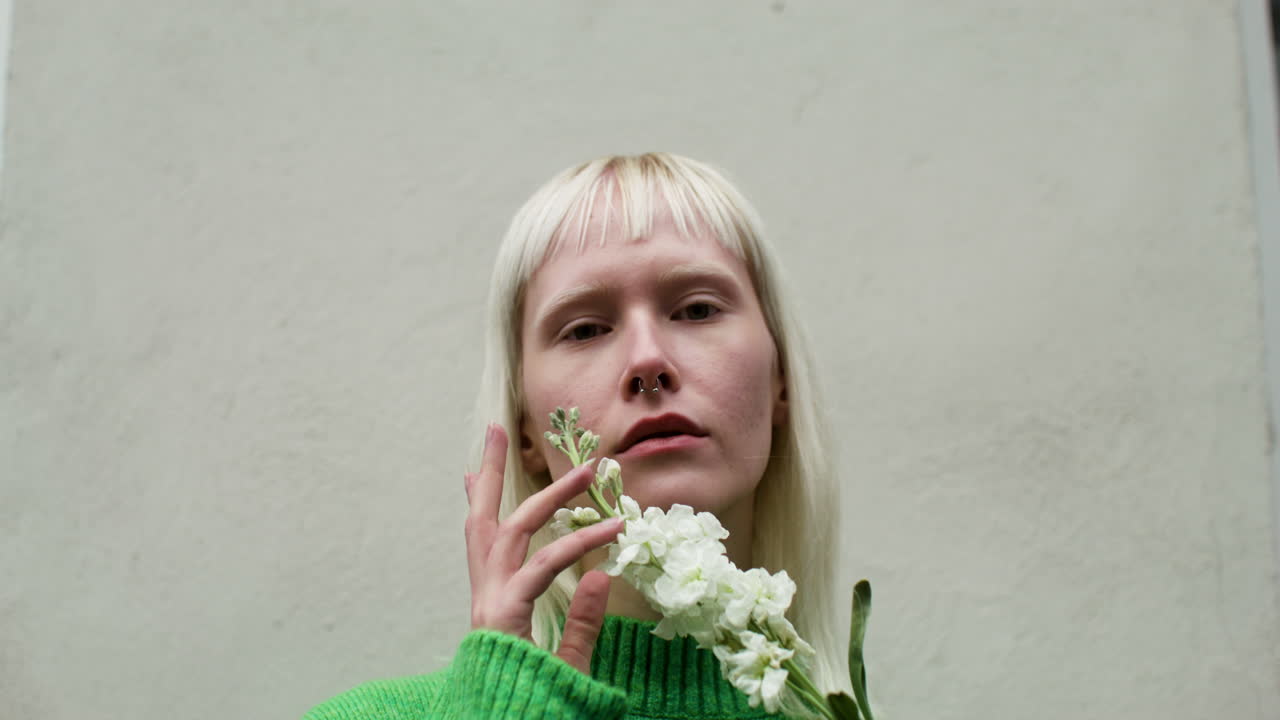 야외에서 포즈를 취하는 젊은 여성