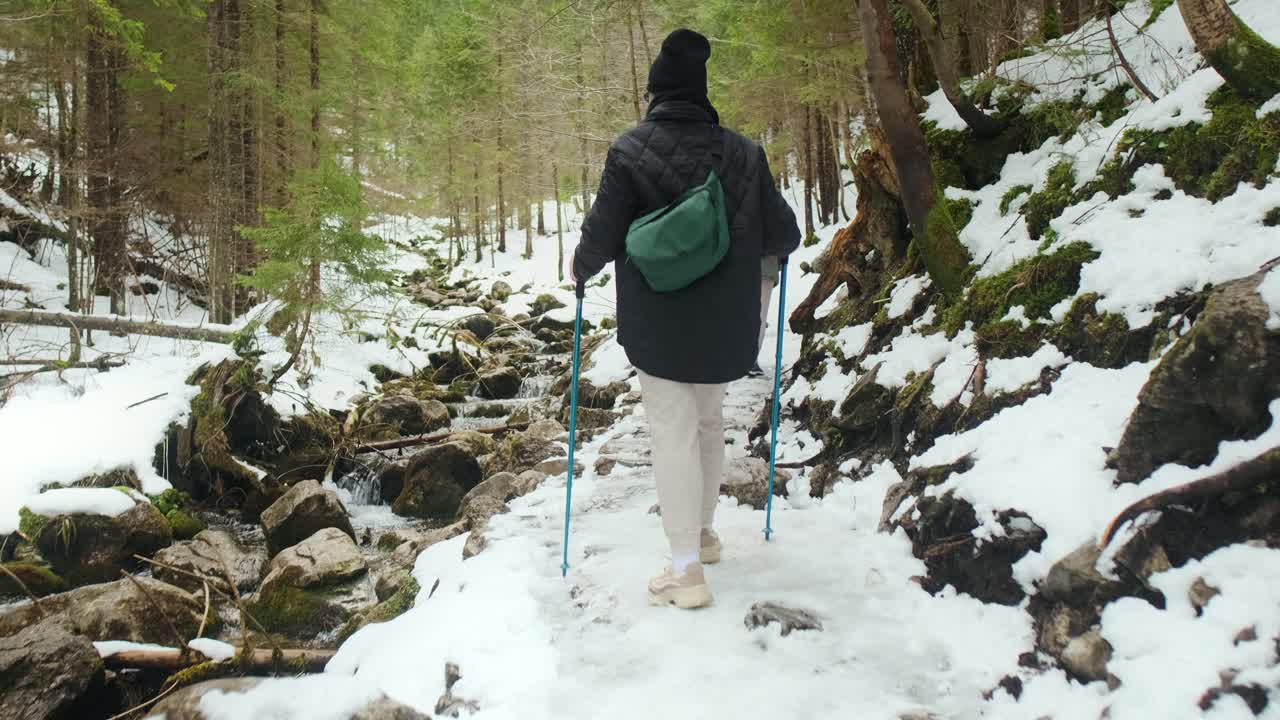 눈 인 산길 에 있는 산책자 들