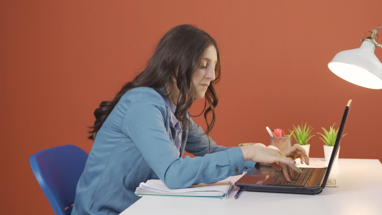 mujer joven haciendo dinero firmando con sus manos.