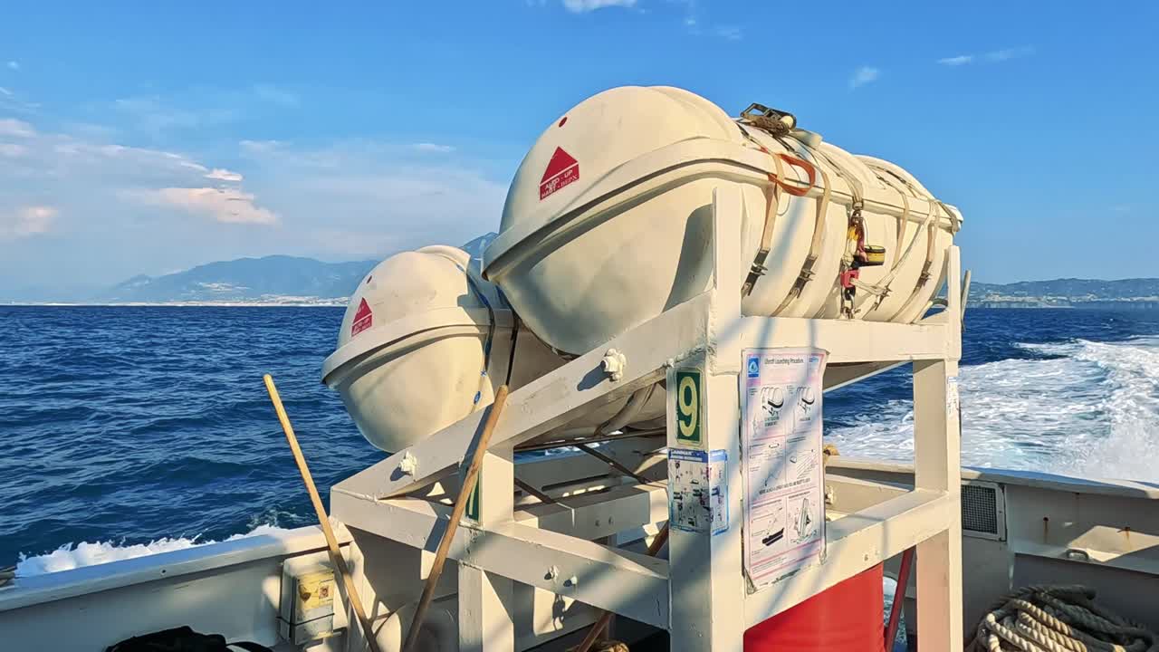 botes salvavidas en un barco en sorrento, italia