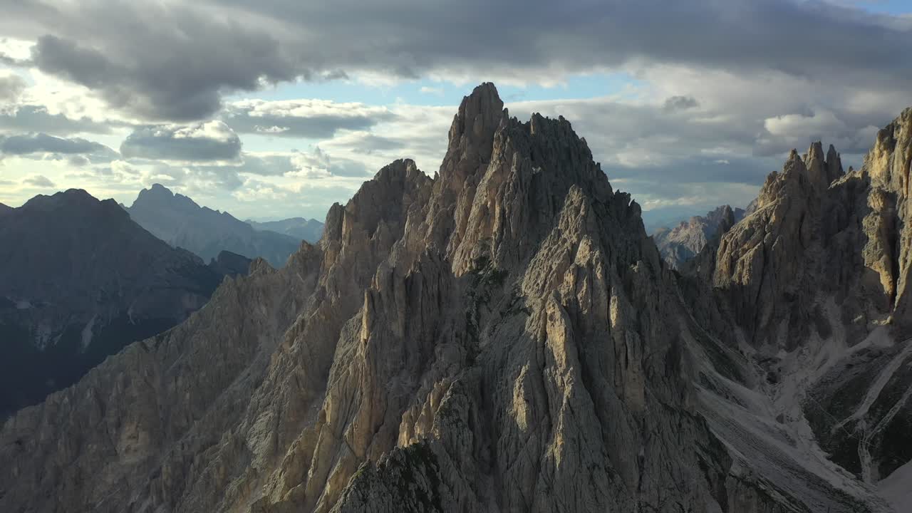 Cime montuose dei Cadini di Misurina nelle Dolomiti al tramonto, panoramica circolare aerea