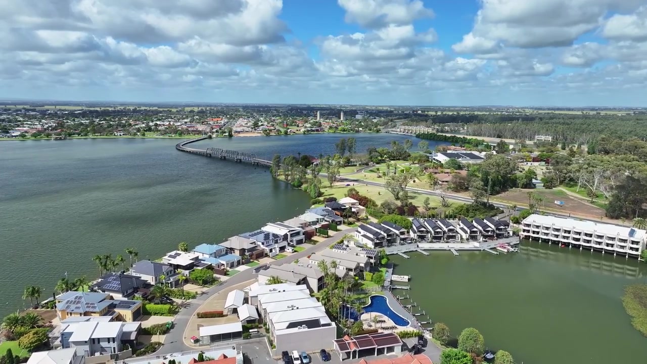 Vista aerea di case e appartamenti di un resort sulle rive del Lago Mulwala, NSW Australia