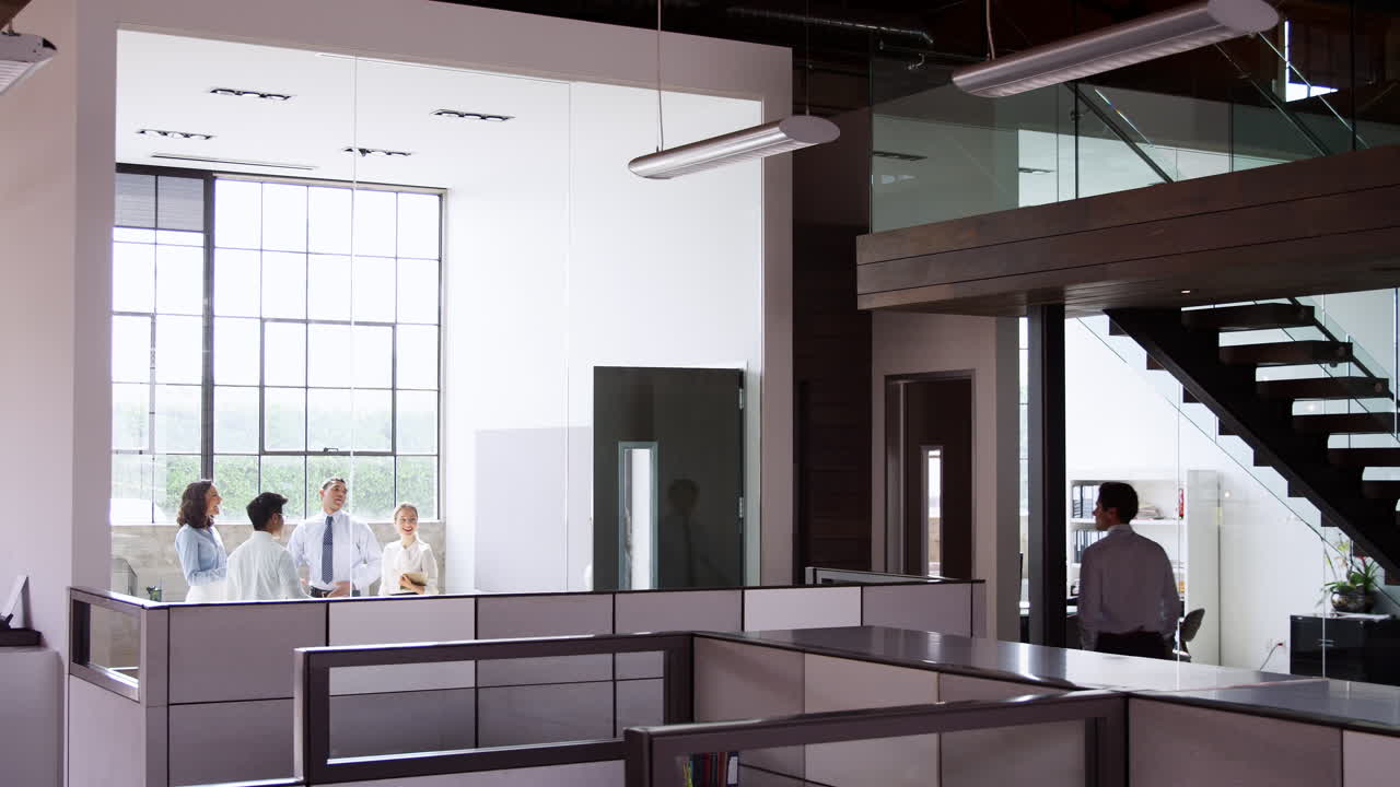 회의실 에서 이야기 하기 위해 모이는 사업 동료 들