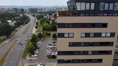 aumento cinematográfico junto a un edificio de gran altura y toma de apertura de un paisaje urbano