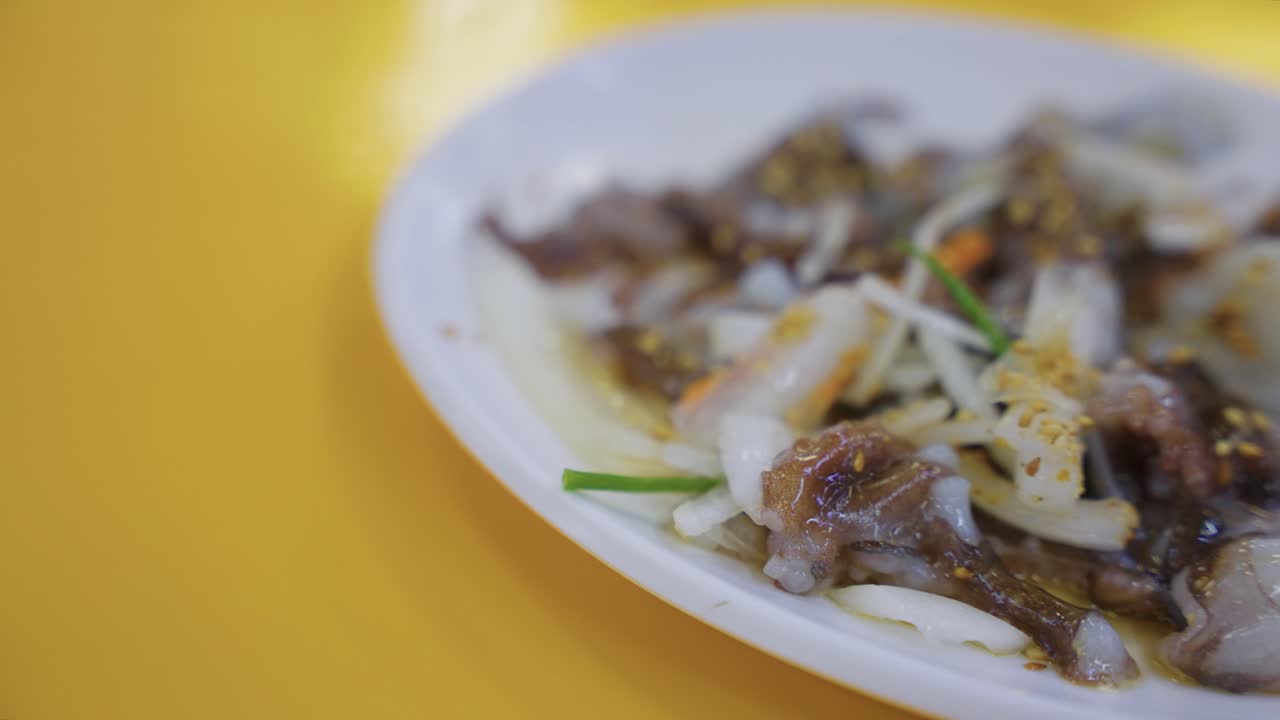 살아있는 문어, 한국 어시장에서 제공되는 산나크지, 손이 움직입니다.