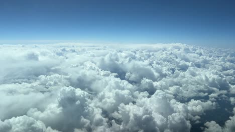 Vista-Aérea-Desde-Una-Cabina-De-Un-Cielo-Azul-Lleno-De-Cúmulos-De-Buen-Clima-Y-Un-Cielo-Azul-Profundo