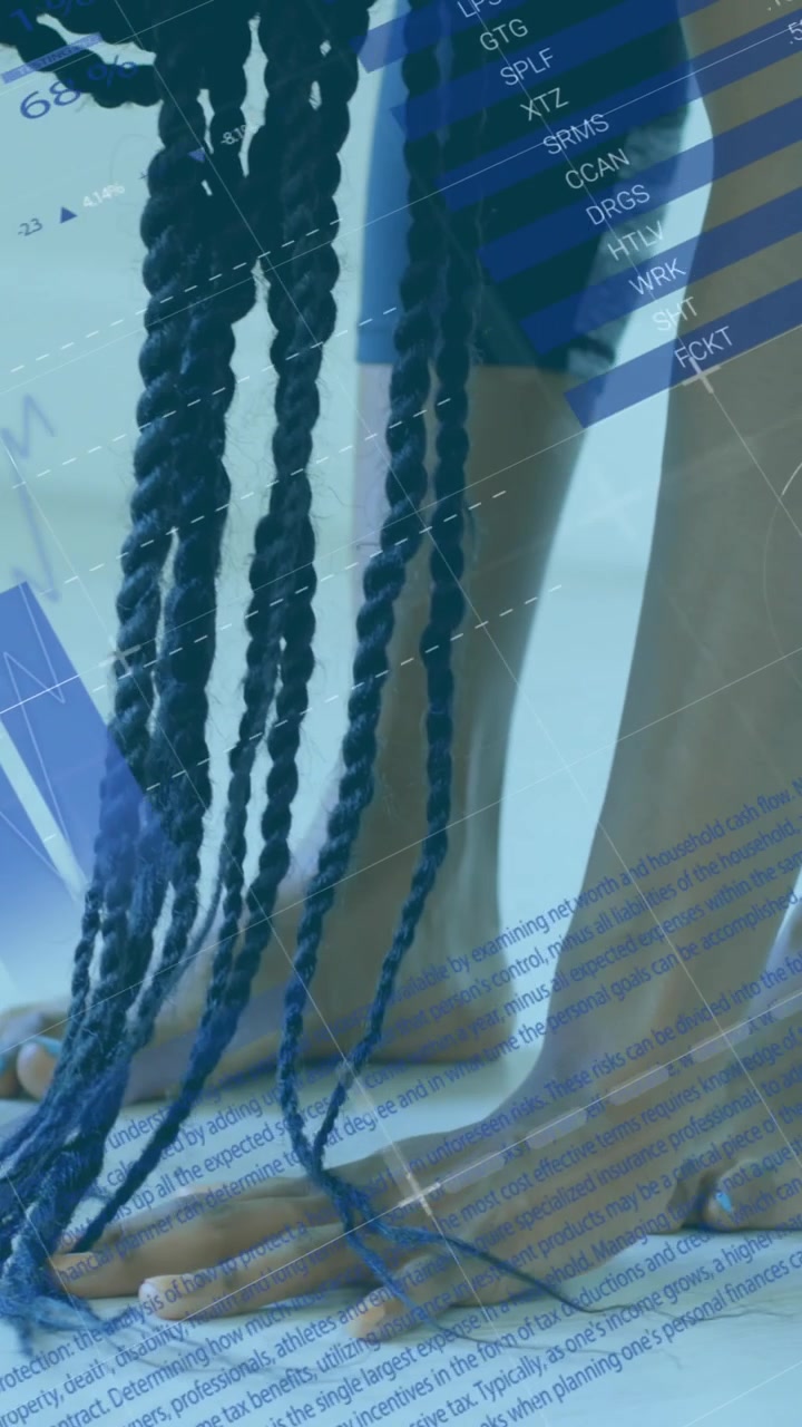 Animazione di dati con grafici e statistiche su una donna che fa stretching