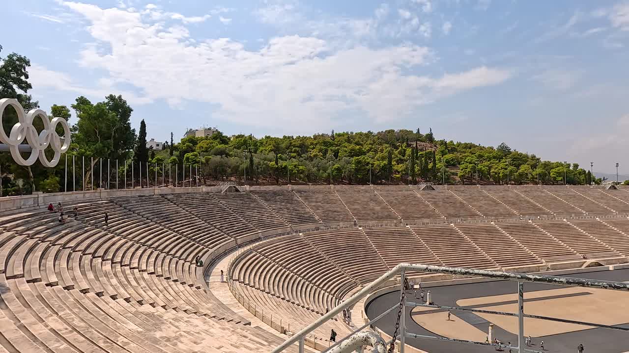 estadio histórico con anillos olímpicos en atenas