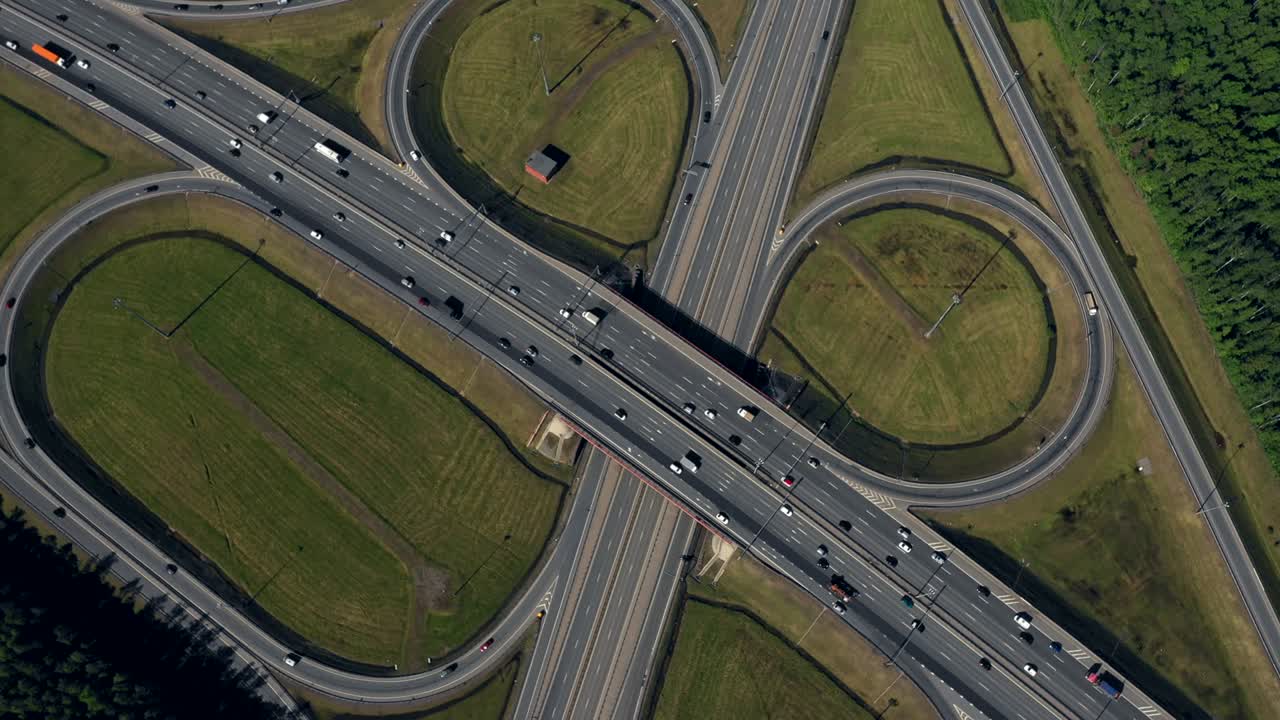 공중. 여름 시간에 도시의 도로 교통.